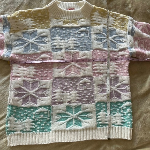 Vintage 90s Patchwork Sweater Pastel Pink Blue Winter Scene Houses Snowflakes L - Picture 4 of 4